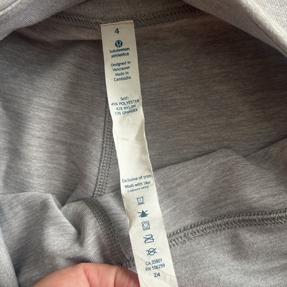 Lululemon Light Grey Capri Leggings Wide Hem Sz 4 Activewear Sporty Yoga Walk - Picture 6 of 6
